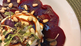 Červená řepa s burratou a piniovými oříšky