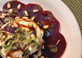 Červená řepa s burratou a piniovými oříšky