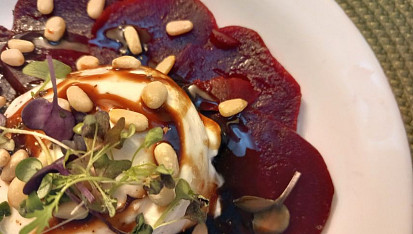 Červená řepa s burratou a piniovými oříšky