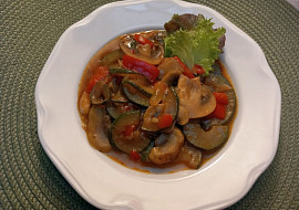 Cuketa na kari a česneku s nakládanou červenou paprikou