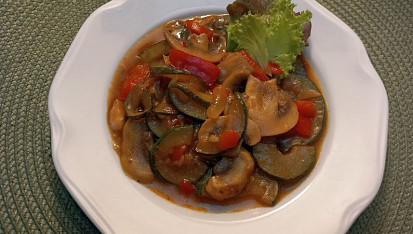 Cuketa na kari a česneku s nakládanou červenou paprikou