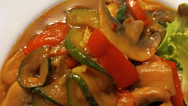 Cuketa na kari a česneku s nakládanou červenou paprikou