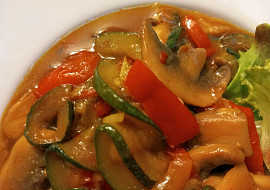 Cuketa na kari a česneku s nakládanou červenou paprikou