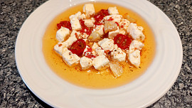 Nakládaný sýr s pečenými rajčátky a česnekem