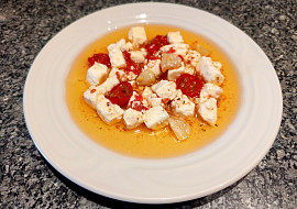 Nakládaný sýr s pečenými rajčátky a česnekem