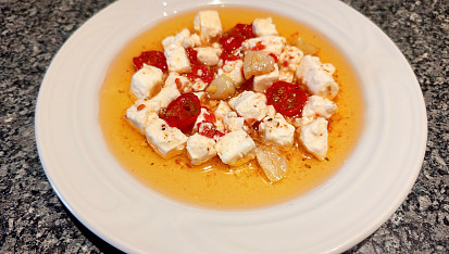 Nakládaný sýr s pečenými rajčátky a česnekem