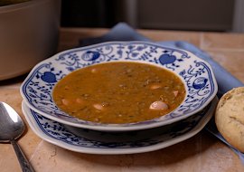 Čočková polévka s párkem podle ČSN