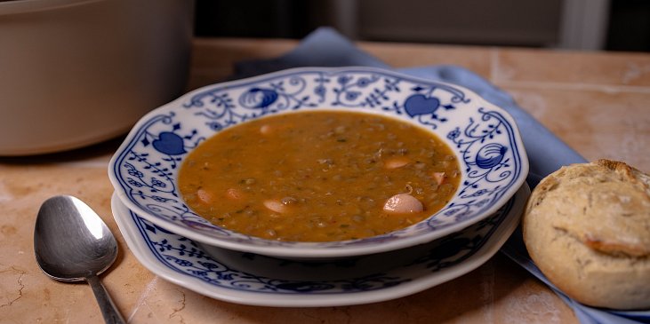 Čočková polévka s párkem podle ČSN