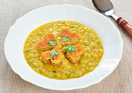 Hrachová polévka s krutony