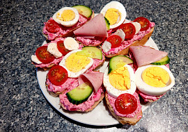 Jednohubky s pomazánkou z červené řepy