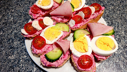 Jednohubky s pomazánkou z červené řepy