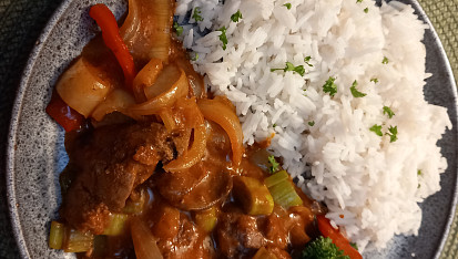 Marinovaná kuřecí játra v omáčce se zeleninou