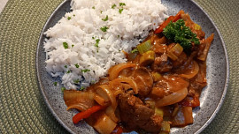 Marinovaná kuřecí játra v omáčce se zeleninou