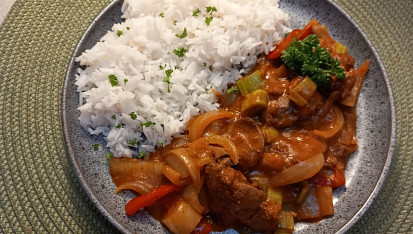 Marinovaná kuřecí játra v omáčce se zeleninou