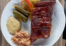 Pečená uzená žebra na medu, pivu a sweet chilli
