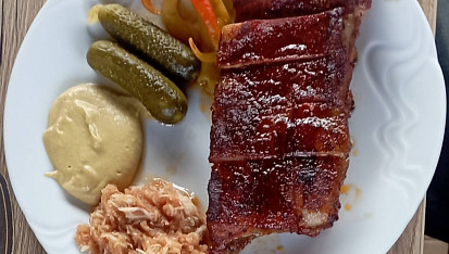 Pečená uzená žebra na medu, pivu a sweet chilli