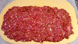 Bramborová roláda plněná mletým masem