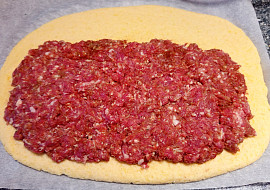 Bramborová roláda plněná mletým masem