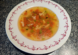 Rychlá polévka s mrkví, hráškem a strouháním