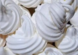 Sněhové pusinky šlehané nad parou