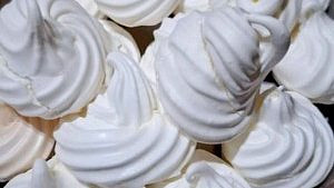 Sněhové pusinky šlehané nad parou