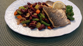 Teplý fazolový salát s mrkví a kapustičkami