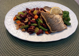 Teplý fazolový salát s mrkví a kapustičkami