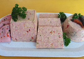 Uherské řezy z Jičínského salámu Pikant