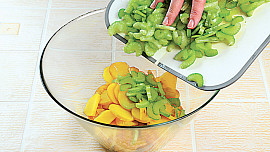 Bramborový salát s řapíkatým celerem