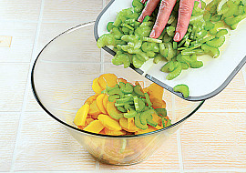 Bramborový salát s řapíkatým celerem