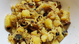 Brambory na cibulce se zelím