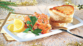 Lososový tatarák s citronovými toasty