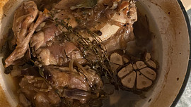 Pomalu pečený králík s tymiánem