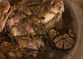 Pomalu pečený králík s tymiánem