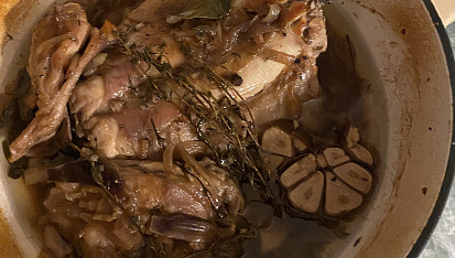 Pomalu pečený králík s tymiánem