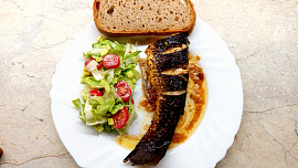 Pstruh se salátem po bořecku