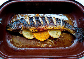 Pstruh se salátem po bořecku