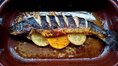 Pstruh se salátem po bořecku