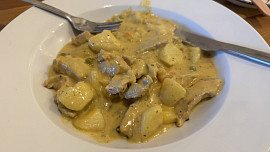 Vepřové nudličky s vůní nového koření a zakysanou smetanou