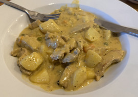 Vepřové nudličky s vůní nového koření a zakysanou smetanou