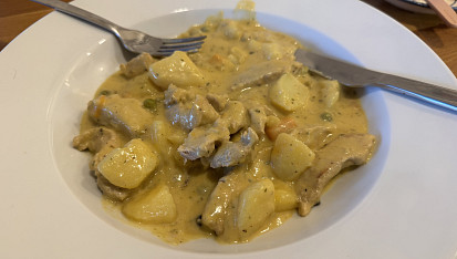 Vepřové nudličky s vůní nového koření a zakysanou smetanou