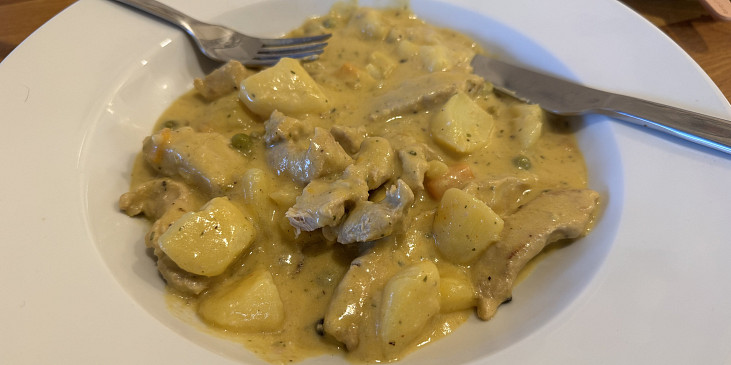 Vepřové nudličky s vůní nového koření a zakysanou smetanou