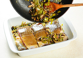 Zapečený kapr se žampiony