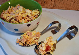 Zeleninový salát s vejci, sýrem a šunkou (vhodné pro diabetiky)