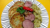 Bramborové placičky s uzenou panenkou a zelím
