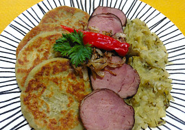 Bramborové placičky s uzenou panenkou a zelím