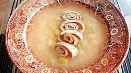 Česnečka s roládkami