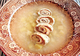 Česnečka s roládkami