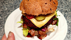 Poctivý vepřový burger v domácí housce