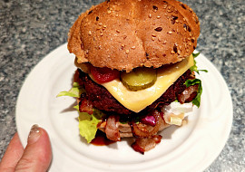Poctivý vepřový burger v domácí housce